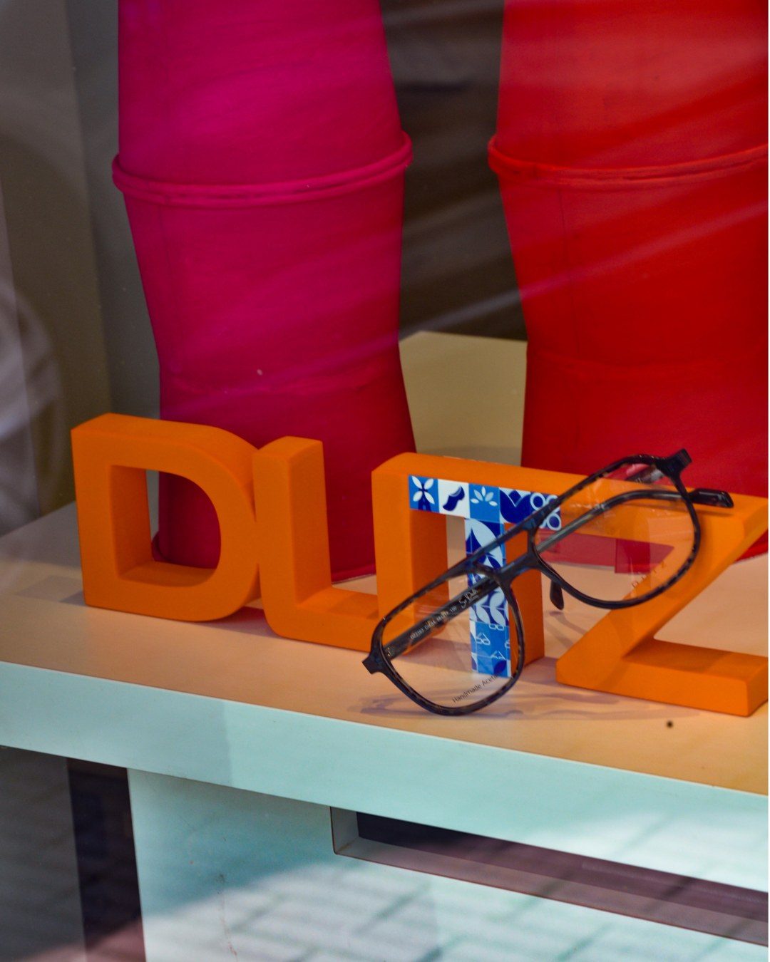 Lunettes Dutz exposées dans la vitrine de Rigoptic
