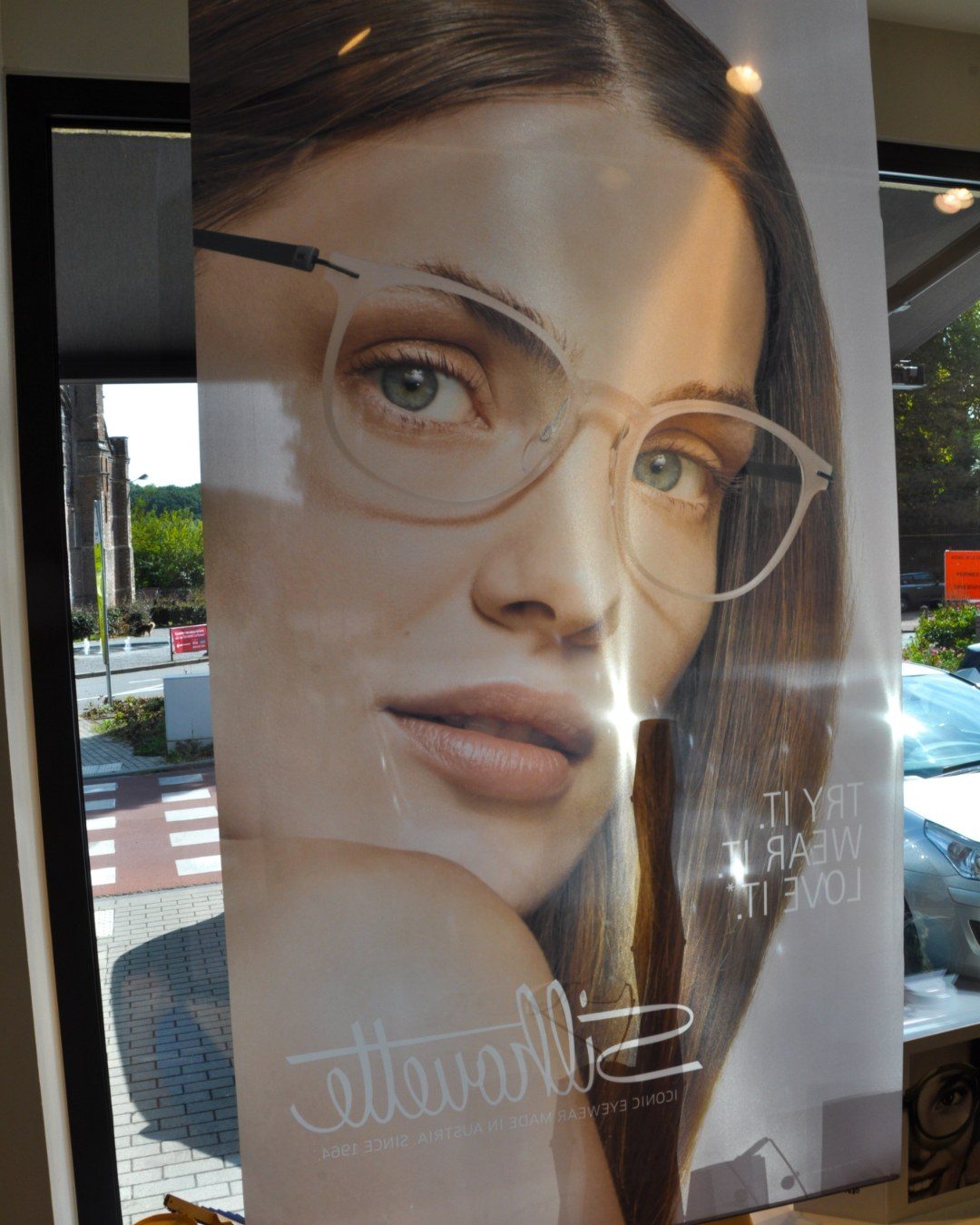 Lunettes Silhouette dans la vitrine de l'opticien Rigoptic