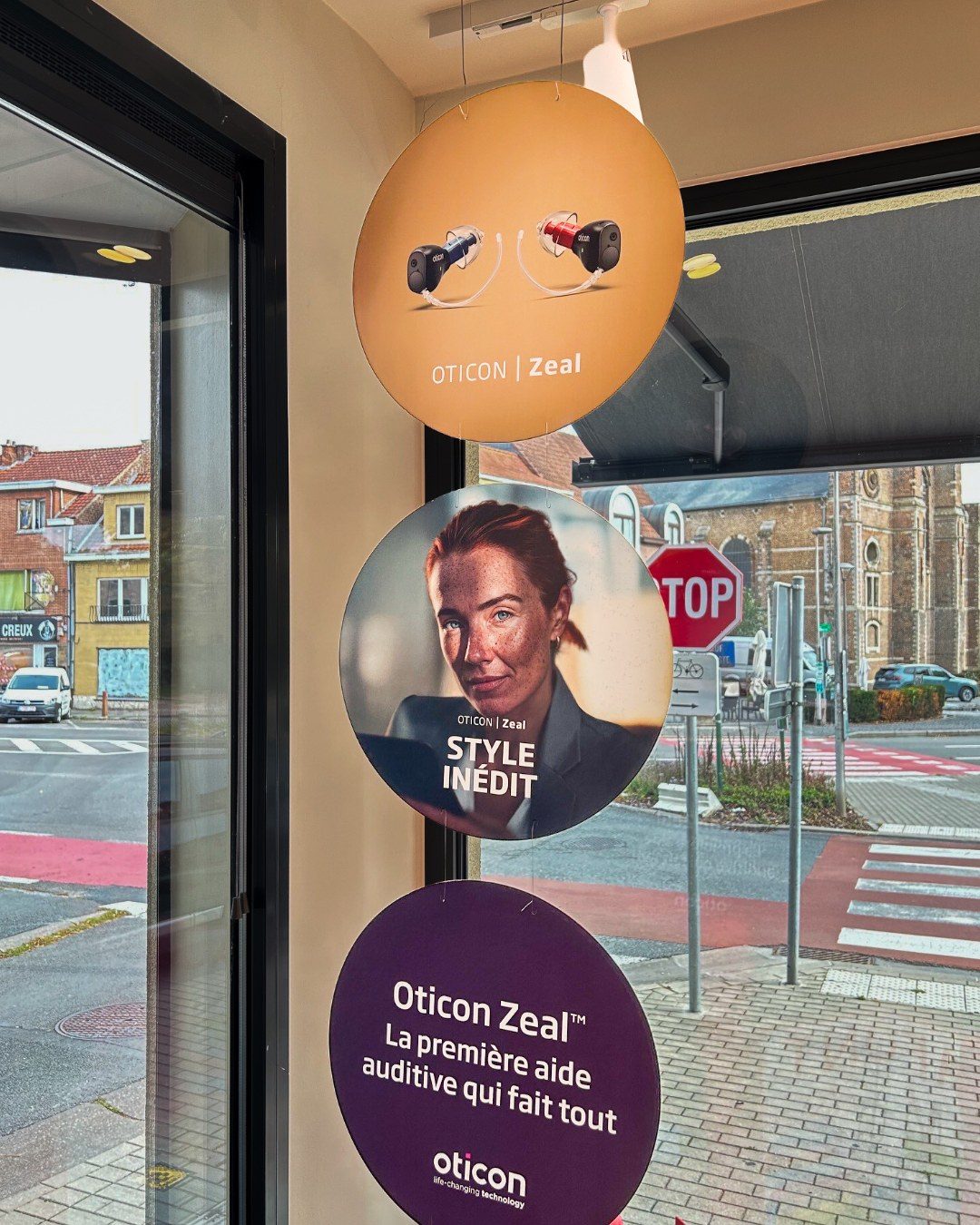 Présentoirs Oticon Zeal dans la vitrine de Rigoptic à Limal