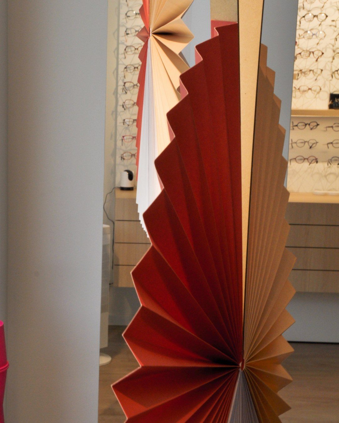 Décor en papier plié de la vitrine Rigoptic signé La Maison de Malou